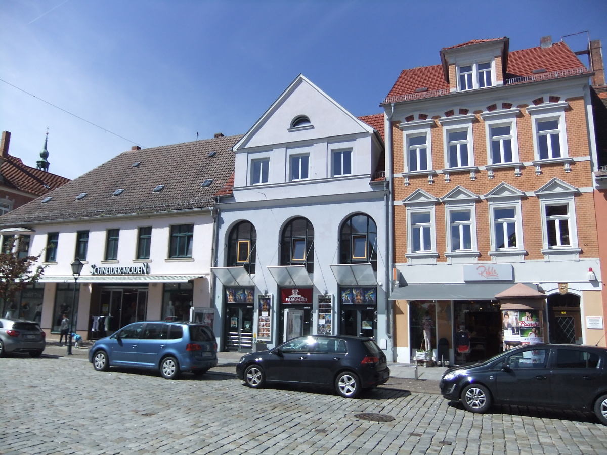 Straßenansicht des Großenhainer Kinos