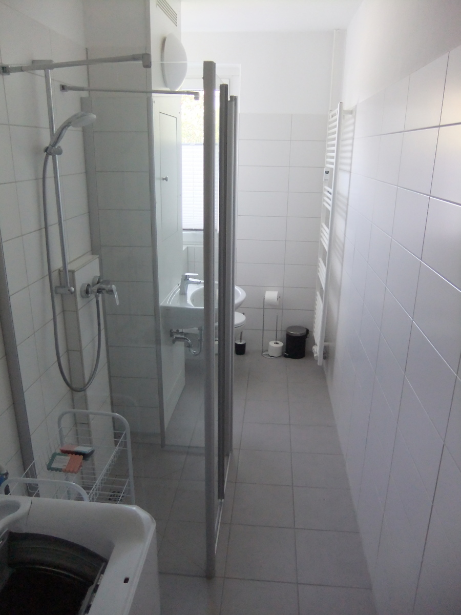 Bad mit ebenerdiger Dusche und Waschmaschine