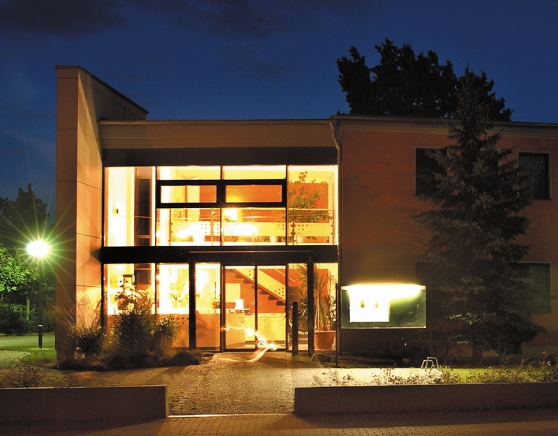 Bürogebäude Meißner Str. 53 bei Nacht erleuchtet